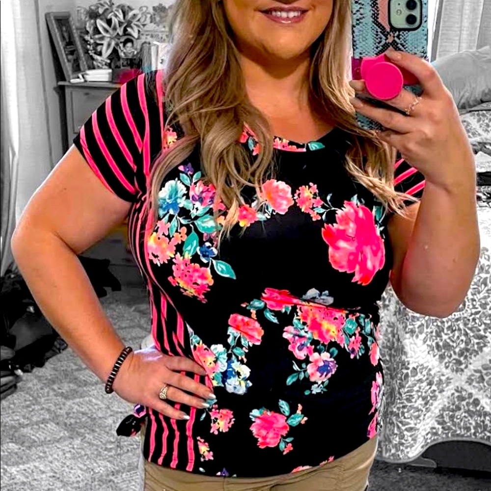 💗🖤Beautiful pink and black floral top!🌸